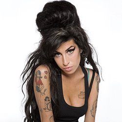 La cantante Amy Winehouse muere a los 27 años de edad