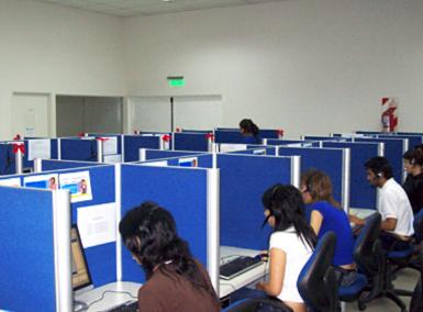 Trabajadores toman las instalaciones de un call center argentino